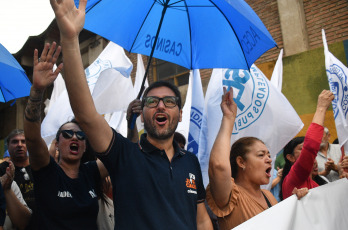 Córdoba.- En la foto tomada el 9 de enero de 2024, una movilización de gremios estatales en rechazo a los despidos de trabajadores públicos de la provincia y la exigencia de ‘reincorporación inmediata’ que, según los datos sindicales, afecta particularmente al sector de la salud.