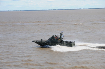 Santa Fe.- En la foto tomada el 9 de enero, 2024, la embarcación Toba de la Prefectura Naval Argentina (PNA) comenzará a patrullar la zona de la Hidrovía frente a la ciudad santafecina de Rosario con el objetivo de combatir el narcotráfico, informó hoy el Ministerio de Seguridad de la Nación.