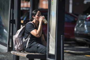 Buenos Aires, Argentina.- En las fotos tomadas el 30 de enero del 2024, muestra las calles de Buenos Aires en medio de la ola de calor que atraviesa el país. Este martes empezó una ola de calor en grandes zonas de la región centro y norte de la Argentina. Por lo que el país tendrá las temperaturas más altas de América durante los próximos días. Será un calor persistente, con noches por encima de los 30 grados, hasta el fin de semana.