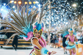 Gualeguaychú- En la foto tomada el 6 de enero de 2024, el famoso carnaval de Gualeguaychú en Entre Ríos. El Gobernador de Entre Ríos, Rogelio Frigerio, junto al intendente local Mauricio Davico inauguraron este sábado el carnaval de Gualeguaychú. “Hay que apoyar el Carnaval porque es parte de nuestra cultura y genera trabajo genuino y de calidad durante todo el año”, destacó Frigerio.