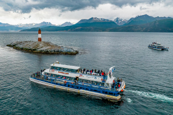 Ushuaia, Argentina.- El emblemático faro Les Eclaireurs, situado sobre el Canal Beagle, próximo a la ciudad de Ushuaia y muchas veces confundido con el famoso Faro del Fin del Mundo de Julio Verne, cumple 105 años desde su construcción en 1919, este 23 de enero, y hoy en día sigue siendo una de las principales postales y sitio de mayor atracción de los visitantes de la capital de Tierra del Fuego.