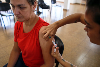 Posadas, Argentina.- En las fotos tomadas el 26 de enero del 2024, profesionales de la salud participan de una jornada de vacunación contra el dengue. La vacuna contra el dengue se aplica en forma gratuita, a personas de entre 20 y 40 años en medio del gran aumento de los casos de dengue en Misiones. Mientras la cifra de fallecidos asciende a 6.