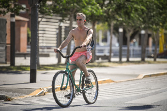 Buenos Aires, Argentina.- En las fotos tomadas el 30 de enero del 2024, muestra las calles de Buenos Aires en medio de la ola de calor que atraviesa el país. Este martes empezó una ola de calor en grandes zonas de la región centro y norte de la Argentina. Por lo que el país tendrá las temperaturas más altas de América durante los próximos días. Será un calor persistente, con noches por encima de los 30 grados, hasta el fin de semana.