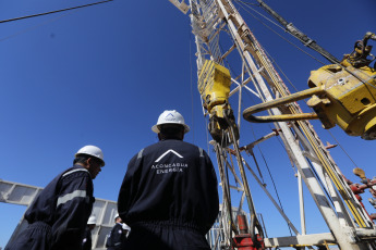 Mendoza, Argentina.- En las fotos tomadas el 29 de enero del 2024, muestra la perforación del pozo exploratorio SR.x-1001 del grupo energético argentino Aconcagua Energía (AE). La AE, anunció un acuerdo con la empresa Impulsa Mendoza SA para incorporar una nueva torre petrolera. Su operación está prevista para el tercer trimestre de este año en la Cuenca Cuyana, con una inversión inicial de 3.1 millones de dólares. El equipo podría ser utilizado en Vaca Muerta, ya que cumple con las condiciones necesarias, indicó la firma.