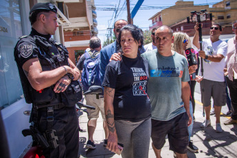 Mar de Ajó, Argentina.- En las fotos tomadas el 3 de enero del 2024, Samanta Ferreyra, madre de Tomás Tello, sale de la fiscalía luego de dar testimonio. Los ocho mayores de edad detenidos por el crimen deTomás Tello, el joven de 18 años asesinado a puñaladas en el balneario de Santa Teresita durante los festejos de Año Nuevo, se negaron a declarar ante el fiscal del caso en una jornada de indagatorias que se extendió hasta esta madrugada, informaron fuentes judiciales.