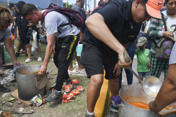 Buenos Aires, Argentina.- En las fotos tomadas el 17 de enero del 2024, movimientos sociales y territoriales iniciaron una "Jornada nacional de lucha hacia el paro nacional del 24 de este mes", que consiste en la realización de "distintas acciones en todo el país para frenar el ajuste del Gobierno", entre las que se encuentran la realización de asambleas en distintos puntos de la Ciudad Autónoma de Buenos Aires y la instalación de radios abiertas en las estaciones Retiro, Once y Constitución.