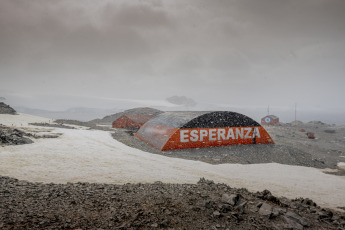 Antártida, Argentina.- En las fotos tomadas el 15 de enero del 2024, muestra la base argentina Esperanza, el único asentamiento antártico donde invernan familias. El Instituto Antártico Argentino (IAA) inició este año, por primera vez en su historia, estudios antropológicos, sobre la práctica humana en la Antártida, ampliando así el área de investigación en Ciencias Sociales de la institución.