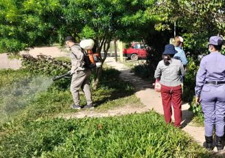 Formosa- En la foto del 14 de enero de 2024, fumigaciones en la provincia de Formosa. Una nueva víctima fatal de se registró el pasado sábado en San Luis del Palmar, Corrientes, elevando así el total de fallecidos a cinco en la provincia. Paralelamente, se informaron tres posibles casos de contagio en Neuquén, y las provincias del noreste del país alertaron sobre el aumento de la enfermedad en las últimas semanas. La preocupación crece, y las autoridades locales intensifican sus esfuerzos para evitar la reproducción del mosquito transmisor y poner fin a la cadena de contagios.