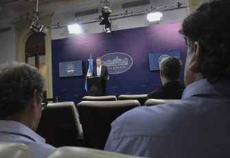 Buenos Aires, Argentina.- En las fotos tomadas el 4 de enero del 2024, el portavoz presidencial, Manuel Adorni, brinda una conferencia de prensa. Adorni, anunció que el Gobierno nacional apelará, mediante un recurso extraordinario a la Corte Suprema de Justicia, el fallo dictado por la Cámara Nacional de Apelaciones del Trabajo en contra de las reformas en materia laboral incluidas en el DNU firmado días atrás por el presidente Javier Milei.