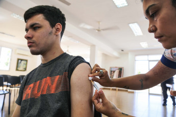 Posadas, Argentina.- En las fotos tomadas el 26 de enero del 2024, profesionales de la salud participan de una jornada de vacunación contra el dengue. La vacuna contra el dengue se aplica en forma gratuita, a personas de entre 20 y 40 años en medio del gran aumento de los casos de dengue en Misiones. Mientras la cifra de fallecidos asciende a 6.