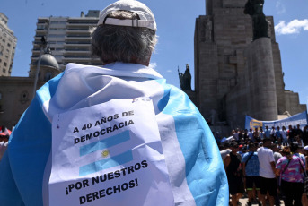 Rosario, Argentina.- En la foto tomada el 24 de enero de 2024, una masiva movilización se desarrolló hoy en Rosario, provincia de Santa Fe en el marco del paro nacional convocado por la CGT contra el decreto de necesidad y urgencia (DNU) y el proyecto de Ley "Bases" promovidos por el Gobierno de Javier Milei.