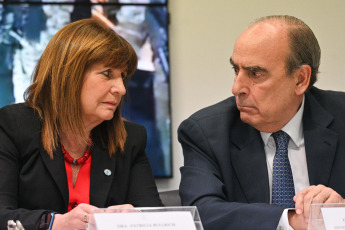 Buenos Aires, Argentina.- En las fotos tomadas el 19 de enero del 2024, la ministra de Seguridad, Patricia Bullrich (izquierda), brindó una conferencia de prensa en Buenos Aires, Argentina. Bullrich, calificó como "un éxito" al operativo llevado a cabo en Córdoba en el que detuvieron y expulsaron del país a familiares del narco "Fito" Matías, responsable de la última ola de violencia en Ecuador. Además, adelantó que el presidente Javier Milei hablará con el mandatario Daniel Noboa en las próximas horas.