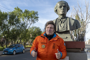 Rīo Gallegos.- En la foto tomada el 6 de enero de 2024, el Presidente Javiel Milei inicia su viaje hacia la Antártida, al salir del hotel saludo a la gente que lo esperaba. La Ministra de Relaciones Exteriores Diana Monidno junto a Rafael Grossi, el director del Organismo Internacional de Energía Atómica (OIEA), acompañaron al presdiente en los saludos.