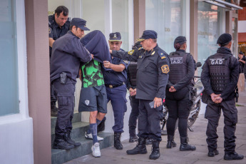 Mar de Ajó, Argentina.- En las fotos tomadas el 4 de enero del 2024, el fiscal a cargo de la investigación, Pablo Gamaleri, se hallaba en las oficinas judiciales de la localidad balnearia de Mar de Ajó, donde indagaba a los siete detenidos mayores de edad. Un nuevo sospechoso fue detenido como acusado de participar del crimen de Tomás Tello Ferreyra, el joven de 18 años asesinado a puñaladas por una patota en la localidad bonaerense de Santa Teresita. Mientras que cuatro de los siete mayores de edad aprehendidos se negaron a declarar ante el fiscal de la causa, informaron fuentes judiciales.