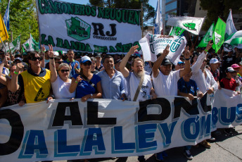 Neuquén, Argentina.- En la foto tomada el 24 de enero de 2024, paro y movilización en todo el país en rechazo al DNU y a la Ley Ómnibus del presidente Javier Milei.