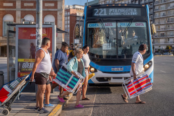 Mar del Plata.- En la foto tomada el 8 de enero de 2024, en plena temporada alta los choferes de colectivos urbanos de la ciudad acaban de iniciar un paro con corte total del servicio debido a la falta de pago de la totalidad de sus haberes correspondientes a diciembre. La medida de fuerza, que es por tiempo indeterminado, se había advertido a última hora del viernes desde la conducción local de la Unión Tranviaria Automotor (UTA), luego de confirmar que las empresas que operan estas líneas urbanas solo habían depositado solo un tercio del sueldo a sus trabajadores. Las 18 de hoy era el último plazo.