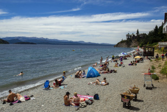 Bariloche, Argentina.- En las fotos tomadas el 18 de enero del 2024, argentinos visitan la ciudad turística de Bariloche en la temporada de verano. Con un 70 por ciento de ocupación hotelera registrada, la primera quincena de enero dejó en Bariloche un saldo turístico mejor del que empresarios y autoridades preveían, aunque no logró despejar la “preocupación” del sector privado por la forma en que continuará la temporada.