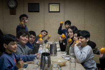 Antártida.- En la foto tomada el 17 de enero de 2024, las familias que invernaron en la base antártica argentina Esperanza emprendieron el retorno a sus hogares en el avión Hércules C-130 desde la base Marambio a Río Gallegos, tras haber sido transitoriamente alojadas en el rompehielos ARA Almirante Irízar (RHAI) hasta este martes a la madrugada. Se trata de siete familias con un total de 12 niños y niñas, 4 adolescentes y 2 jóvenes, en un rango etario de 5 a 20 años.