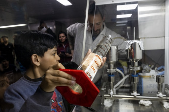 Antártida.- En la foto tomada el 21 de enero de 2024, científicos dictaron una clase experimental en un laboratorio del rompehielos ARA Almirante Irízar sobre el impacto de los microplásticos en ambientes marinos a niños, niñas, adolescentes y adultos que invernaron en la base antártica argentina Esperanza, y que estuvieron alojados transitoriamente en el buque antes de ser trasladados a la Base Marambio, desde donde volaron de regreso a sus hogares, en el marco de la Campaña Antártica de Verano (CAV).