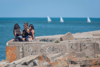 Mar del Plata, Argentina.- En las fotos tomadas el 2 de enero del 2024, turistas disfrutan en las playas de Mar del Plata. En 2020, apenas 3.685.937 personas visitaron la ciudad Mar del Plata. En 2021, post pandemia, los ingresos repuntaron y alcanzaron registros similares a 2004: 6.644.442 turistas. Para 2022, la cifra trepó a 8.853.245 y dejó la vara alta. Al año siguiente, La Feliz volvió a romper su propio récord: en 2023, recibió 9.013.380 personas y, en los últimos tres años, triplicó la cantidad de turistas.