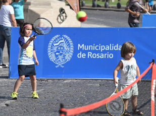 Rosario, Argentina.- En la foto tomada el 21 de enero de 2024, aficionados al tenis de todas las edades participaron en Rosario de un festival recreativo como actividad previa a la serie de Copa Davis que disputarán Argentina y Kazajistán este 3 y 4 de febrero en el Jockey Club local.