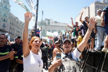 Buenos Aires, Argentina.- En las fotos tomadas el 24 de enero del 2024, manifestantes en la Plaza Congreso, con cortes parciales para el tránsito vehicular, en el marco del paro y movilización convocado por la CGT. Argentina vive su primera huelga general desde 2019, convocada por la principal central sindical del país, contra las amplias reformas impulsadas por el Gobierno del libertario Javier Milei.