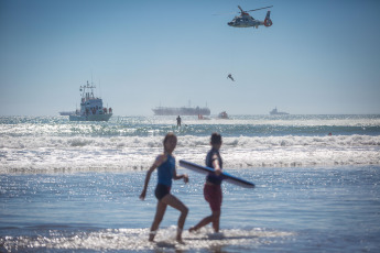 Mar del Plata.- In the photo taken on January 9, 2024, lifeguards, members of the Argentine Naval Prefecture (PNA) and the Buenos Aires police, Civil Defense personnel and the Emergency Medical Care System &#40;SAME&#41; Mar del Plata deployed today a rescue drill in the sea in front of the beach, involving boats, jet skis, ambulances and a helicopter.