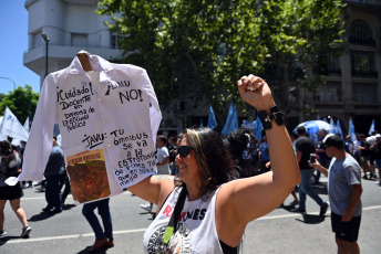 Buenos Aires, Argentina.- En las fotos tomadas el 24 de enero del 2024, manifestantes en la Plaza Congreso, con cortes parciales para el tránsito vehicular, en el marco del paro y movilización convocado por la CGT. Argentina vive su primera huelga general desde 2019, convocada por la principal central sindical del país, contra las amplias reformas impulsadas por el Gobierno del libertario Javier Milei.