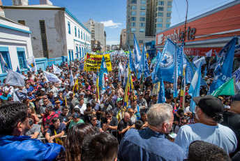 Chubut, Argentina.- En la foto tomada el 24 de enero de 2024, paro y movilización en todo el país en rechazo al DNU y a la Ley Ómnibus del presidente Javier Milei.