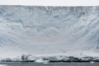 Antártida- En la foto tomada el 6 de enero de 2024, el rompehielos ARA Almirante Irízar llegó el sábado a la primera base antártica argentina Orcadas, en el marco de la Campaña Antártica de Verano (CAV), donde desembarcó víveres y parte de la nueva dotación que reemplazará a la saliente y personal científico, a la vez que replegó parte de la dotación que invernó este año en una operación que duró tres horas. Ubicada en la isla Laurie, entre la bahía Scotia y bahía Uruguay, debajo del paralelo 60° Sur que marca el ingreso al Sector Antártico Argentino y a más de 3.000 kilómetros de la Ciudad de Buenos Aires, desde donde partió el Irízar, la Base Orcadas recibió a diez nuevas personas que invernarán y replegó otras diez.