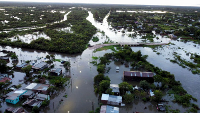 Corrientes.- In the photo taken on January 11, 2024, with a national route cut in two sections, evacuations and landslides, the center and south of the province of Corrientes suffers today a rainy season that far exceeded its historical records, with marks of up to 400 millimeters of falling water in the last few hours.