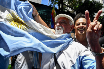 Buenos Aires, Argentina.- En las fotos tomadas el 24 de enero del 2024, manifestantes en la Plaza Congreso, con cortes parciales para el tránsito vehicular, en el marco del paro y movilización convocado por la CGT. Argentina vive su primera huelga general desde 2019, convocada por la principal central sindical del país, contra las amplias reformas impulsadas por el Gobierno del libertario Javier Milei.