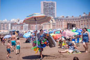 Mar del Plata, Argentina.- En las fotos tomadas el 29 de enero del 2024, las personas pasan tiempo al aire libre en medio de una ola de calor que afecta gran parte del país. La provincia de Mendoza, gran parte de Neuquén, Río Negro, localidades del este de La Pampa y de San Luis, y el sur de Buenos Aires se encuentran bajo alerta roja por calor extremo, el máximo nivel dispuesto por el Servicio Meteorológico Nacional, con temperaturas máximas que pueden llegar a los 38 grados.