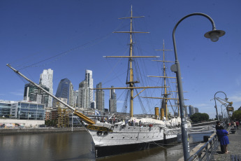 Buenos Aires.- In the photo taken on January 11, 2024, the Frigate Sarmiento in the port of Buenos Aires. With three classes of the Argentine Naval Military School on board, 125 years ago, the first training trip of the ARA Presidente Sarmiento, an innovative and modern training ship that radically changed naval training in the country, Currently, it continues with this mission from Dike III of Puerto Madero, where it works as a Museum Ship.