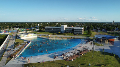 Formosa, Argentina.- En las fotos tomadas el 21 de 2024, las personas disfrutan del parque acuático de Formosa en la temporada de verano. La crisis económica que sufre Argentina, con una inflación superior al 200%, trajo sus consecuencias en la temporada de verano en curso, que registra poco movimiento en los establecimientos hoteleros con una disminución en las reservas. El turismo interno, que había logrado recuperarse tras la inactividad de la pandemia, ahora enfrenta una compleja situación, y aunque el país está recibiendo visitantes extranjeros, no logra recuperarse.