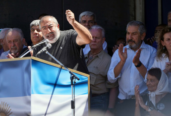 Buenos Aires, Argentina.- En la foto tomada el 24 de enero de 2024, el cosecretario general de la CGT Héctor Daer reclamó hoy a los diputados nacionales que "no actúen agazapados en la oscuridad, miren al pueblo a la cara" y rechacen el DNU y la ley "Bases" promovidas por el Gobierno de Javier Milei, tras lo cual advirtió que desde la central obrera "vamos a seguir la lucha y no vamos a dar un paso atrás hasta que caigan" esas medidas.