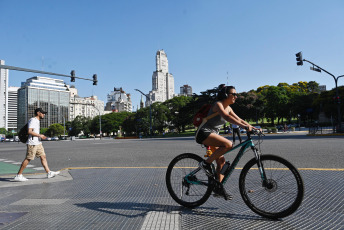 Buenos Aires, Argentina.- En las fotos tomadas el 30 de enero del 2024, muestra las calles de Buenos Aires en medio de la ola de calor que atraviesa el país. La provincia de Mendoza, gran parte de Neuquén, Río Negro, localidades del este de La Pampa y de San Luis, y el sur de Buenos Aires se encuentran bajo alerta roja por calor extremo, el máximo nivel dispuesto por el Servicio Meteorológico Nacional (SMN), con temperaturas máximas que pueden llegar a los 38 grados.