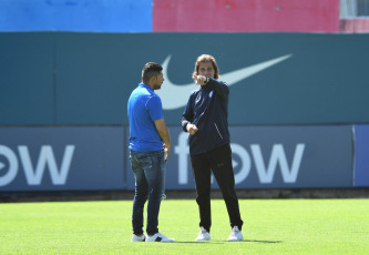 Buenos Aires.- En la foto tomada el 8 de enero de 2024, el plantel de San Lorenzo retomó este lunes sus entrenamientos de pretemporada en la Ciudad Deportiva a la espera de tres futbolistas que tienen acordado su contrato pero aún no lo formalizaron: el arquero Facundo Altamirano y los colombianos Carlos "La Roca" Sánchez y Jhohan Romaña. El plantel de Rubén Insua partirá mañana para Uruguay para comenzar la pretemporada.