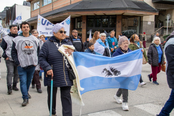 Ushuaia, Argentina.- En la foto tomada el 24 de enero de 2024, paro y movilización en todo el país en rechazo al DNU y a la Ley Ómnibus del presidente Javier Milei.