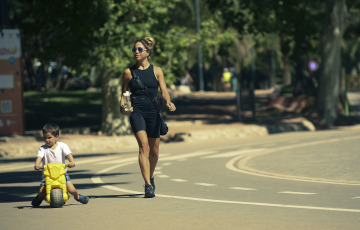 Mar del Plata, Argentina.- En las fotos tomadas el 29 de enero del 2024, las personas pasan tiempo al aire libre en medio de una ola de calor que afecta gran parte del país. La provincia de Mendoza, gran parte de Neuquén, Río Negro, localidades del este de La Pampa y de San Luis, y el sur de Buenos Aires se encuentran bajo alerta roja por calor extremo, el máximo nivel dispuesto por el Servicio Meteorológico Nacional, con temperaturas máximas que pueden llegar a los 38 grados.