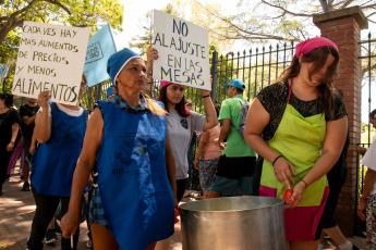 Buenos Aires, Argentina.- En la foto tomada el 23 de enero de 2024, la agrupación Somos Barrios de Pie realiza hoy una vigilia frente a la residencia presidencial de Olivos, como preludio del paro general y la movilización prevista para mañana en contra del DNU 70/2023 de desregulación de la economía y el proyecto de la ley de "Bases y Puntos de Partida para la Libertad de los Argentinos".