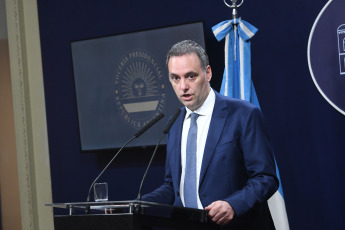 Buenos Aires, Argentina.- En las fotos tomadas el 2 de enero del 2024, el vocero presidencial, Manuel Adorni, brinda una conferencia de prensa. Adorni, anunció que el Gobierno recibirá el jueves (4) a una comitiva del Fondo Monetario Internacional (FMI) para abordar el acuerdo firmado en su momento por el país con el organismo multilateral de crédito.