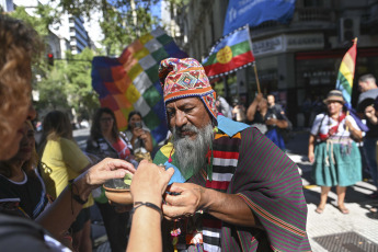 Buenos Aires, Argentina.- En las fotos tomadas el 24 de enero del 2024, representantes de Pueblos Originarios, realizaron una ceremonia en apoyo a la primer huelga nacional con movilización convocada por la CGT, ambas CTA (de los Trabajadores y Autónoma), los trabajadores de la economía popular (UTEP), los movimientos sociales y las multisectoriales en rechazo de las medidas económicas del Gobierno.