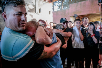 Mar de Ajó, Argentina.- En las fotos tomadas el 2 de enero del 2024, los restos de Tomás Tello Ferreyra, el joven de 18 años asesinado de una puñalada en el pecho la ser atacado por una patota en Santa Teresita, fueron inhumados en el cementerio de Mar de Ajó luego de que el cortejo fúnebre del que participaron centenares de vecinos y amigos de la víctima se trasladó desde la casa de sepelios y se detuvo frente al domicilio de la víctima.