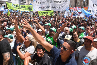 Rosario, Argentina.- En la foto tomada el 24 de enero de 2024, una masiva movilización se desarrolló hoy en Rosario, provincia de Santa Fe en el marco del paro nacional convocado por la CGT contra el decreto de necesidad y urgencia (DNU) y el proyecto de Ley "Bases" promovidos por el Gobierno de Javier Milei.