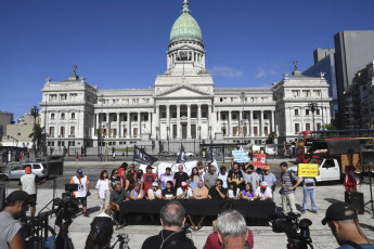 Buenos Aires, Argentina.- En las fotos tomadas el 29 de enero del 2024, miembros de la Unidad Piquetera, asambleas populares y sindicalismo combativo, dieron una conferencia de prensa en la Plaza del Congreso para rechazar la Ley Ómnibus y el protocolo represivo.