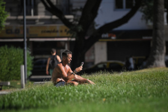 Buenos Aires, Argentina.- En las fotos tomadas el 30 de enero del 2024, muestra las calles de Buenos Aires en medio de la ola de calor que atraviesa el país. Este martes empezó una ola de calor en grandes zonas de la región centro y norte de la Argentina. Por lo que el país tendrá las temperaturas más altas de América durante los próximos días. Será un calor persistente, con noches por encima de los 30 grados, hasta el fin de semana.