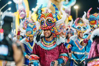 Gualeguaychú- En la foto tomada el 6 de enero de 2024, el famoso carnaval de Gualeguaychú en Entre Ríos. El Gobernador de Entre Ríos, Rogelio Frigerio, junto al intendente local Mauricio Davico inauguraron este sábado el carnaval de Gualeguaychú. “Hay que apoyar el Carnaval porque es parte de nuestra cultura y genera trabajo genuino y de calidad durante todo el año”, destacó Frigerio.