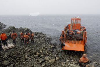 Antártida, Argentina.- En las fotos tomadas el 15 de enero del 2024, muestra la base argentina Esperanza, el único asentamiento antártico donde invernan familias. El Instituto Antártico Argentino (IAA) inició este año, por primera vez en su historia, estudios antropológicos, sobre la práctica humana en la Antártida, ampliando así el área de investigación en Ciencias Sociales de la institución.