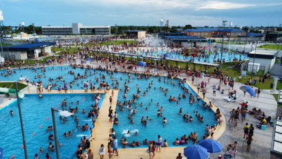 Formosa, Argentina.- En las fotos tomadas el 21 de 2024, las personas disfrutan del parque acuático de Formosa en la temporada de verano. La crisis económica que sufre Argentina, con una inflación superior al 200%, trajo sus consecuencias en la temporada de verano en curso, que registra poco movimiento en los establecimientos hoteleros con una disminución en las reservas. El turismo interno, que había logrado recuperarse tras la inactividad de la pandemia, ahora enfrenta una compleja situación, y aunque el país está recibiendo visitantes extranjeros, no logra recuperarse.